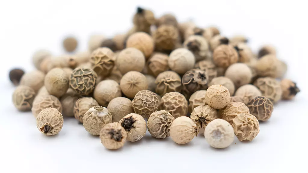 texture-du-poivre-blanc-en-gros-plan